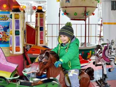 ...oltre al sorridente Francesco, di 5 anni. Lui all�inizio decide di cavalcare il cavalluccio marrone...